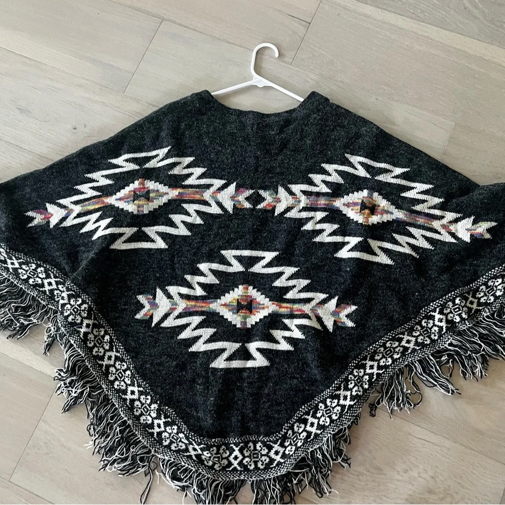 Black and White Geometric Poncho/shawl - Picture 4 of 5